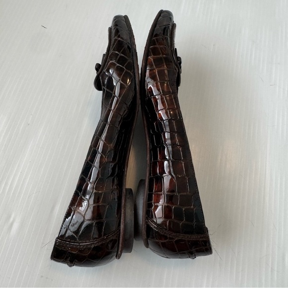 Stuart Weitzman pointy toe crocodile embossed patent leather flats with bow 5.5 - Picture 3 of 9
